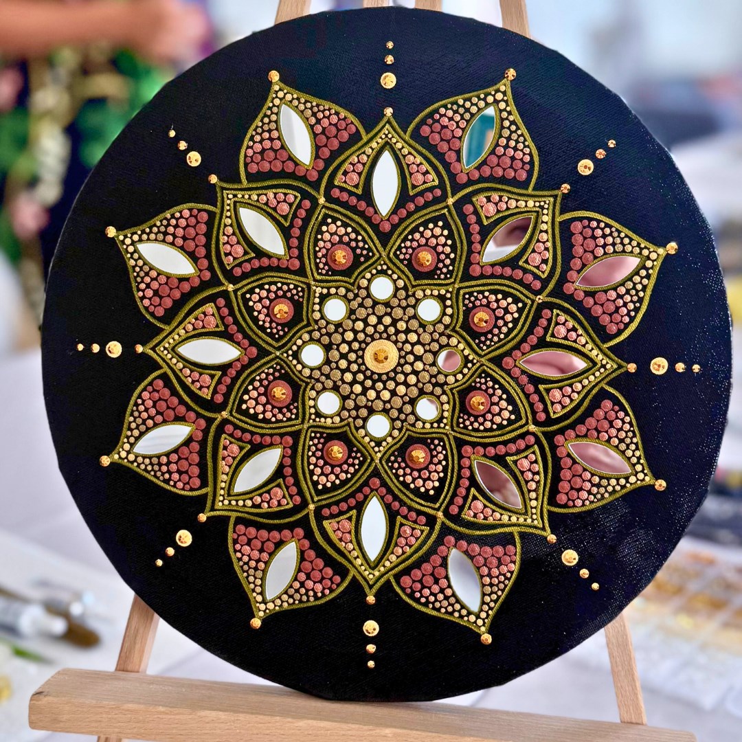 Mandala w technice dot painting z kryształkami i lusterkami – warsztat dwudniowy