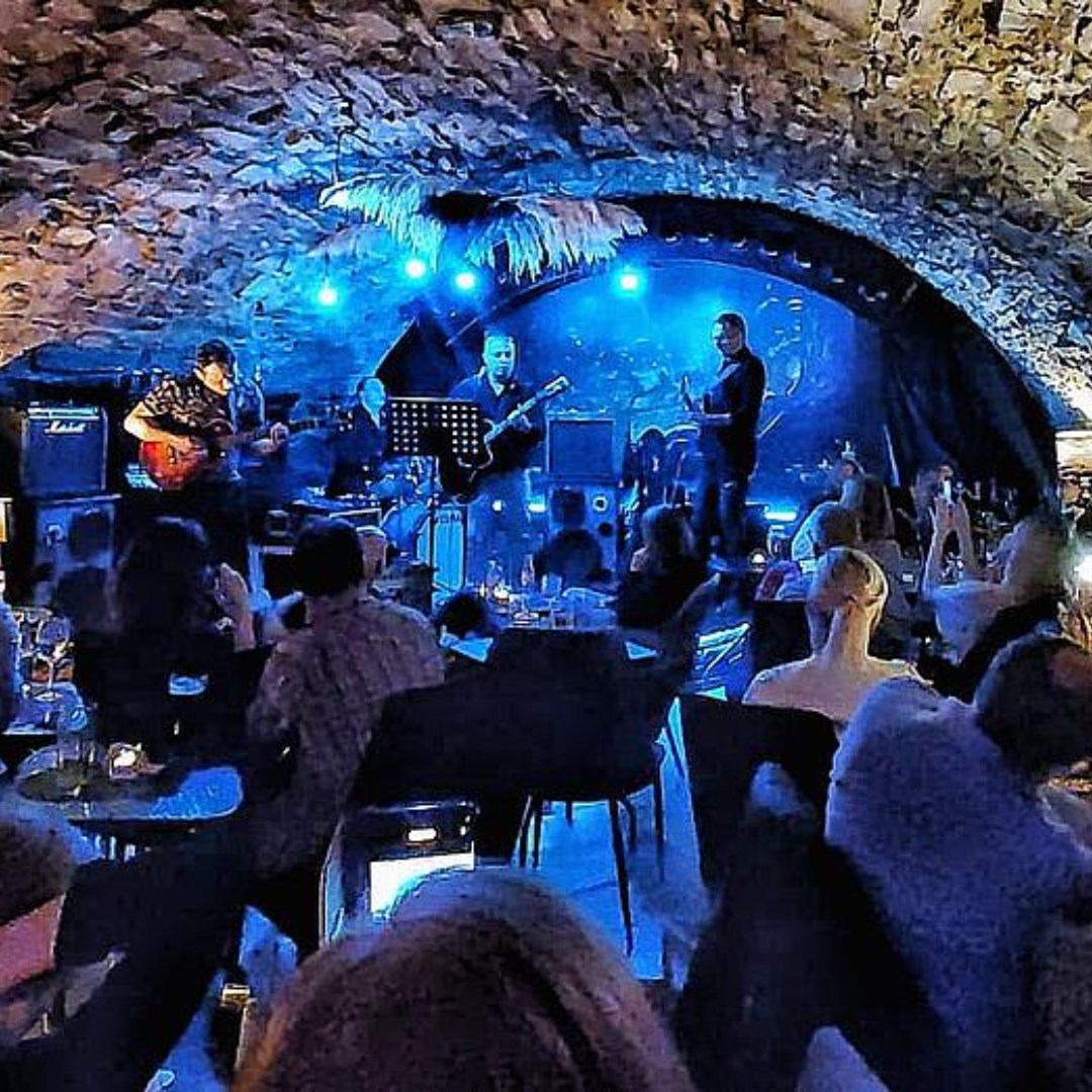 Muzyka na żywo w Happiness