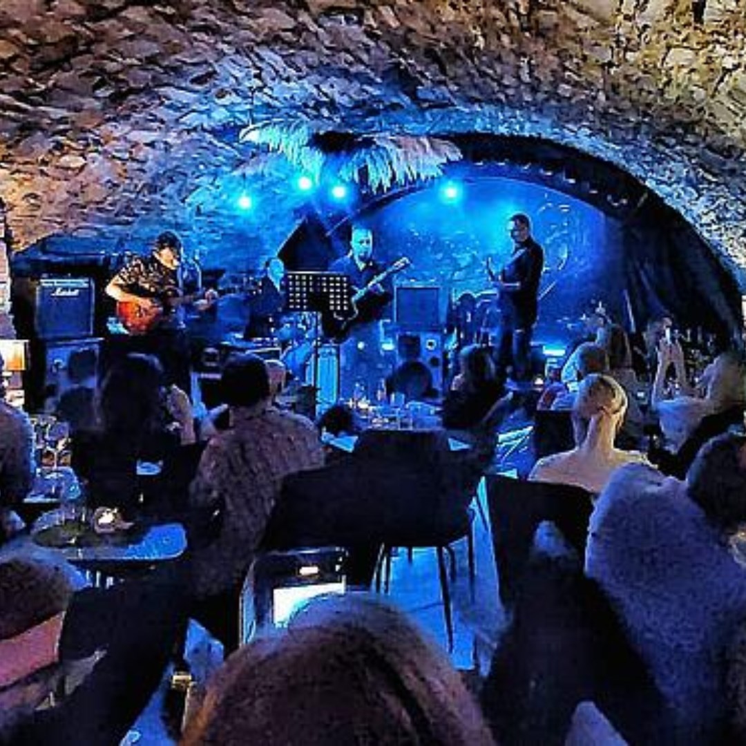 Muzyka na żywo w Happiness