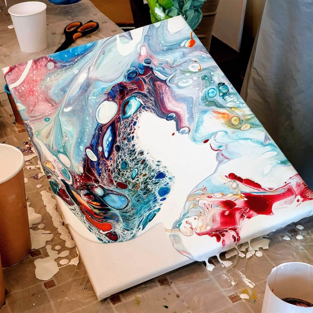 Warsztaty Pouring Acrylic – abstrakcja akrylami